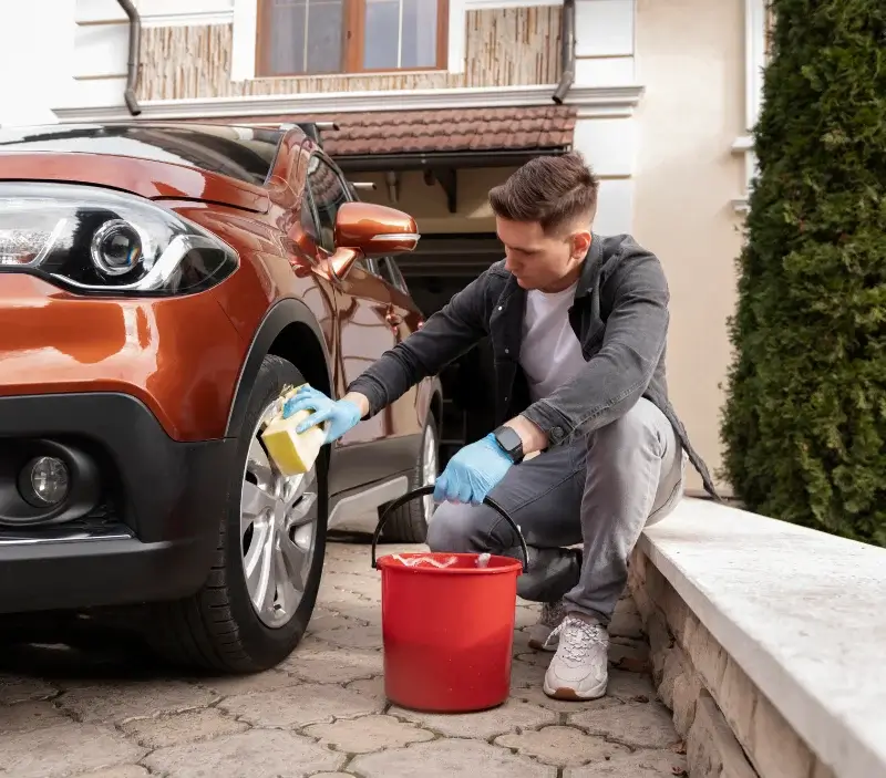 Lavage auto à domicile Lahas : professionnel intervenant sur un véhicule